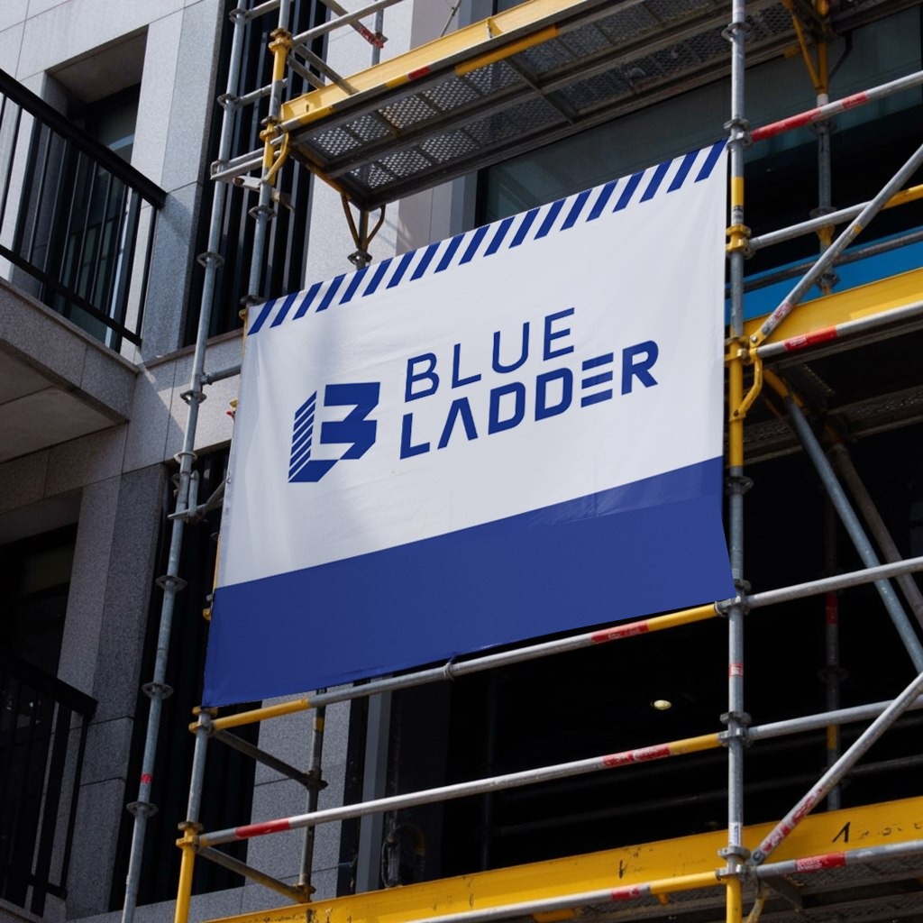 Skeleri fasade e Blue Ladder në një godinë në ndërtim